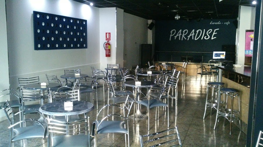 Cafetería-Karaoke Paradise