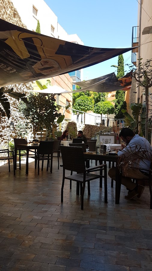 Terraza las Huellas de Miguel Hernández